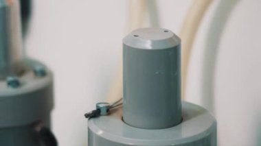 Ritmik gri metal makine tesis Oda sallayarak