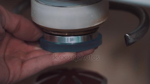 Ingeniero mano pone lente de vidrio en la máquina amoladora en la fabricación — Vídeos de Stock