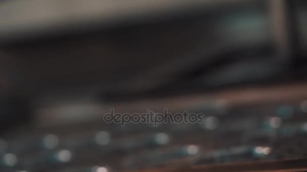 Main d'ingénieur en gant de caoutchouc met la lentille dans le trou du dispositif rotatif 