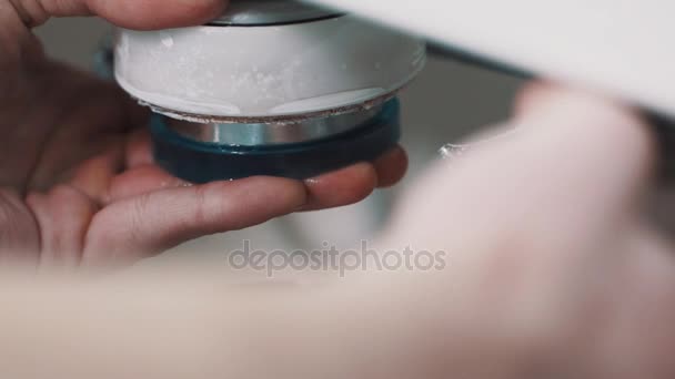 Ingenjören hand sätter glaslins på utjämning maskin vid tillverkningen — Stockvideo