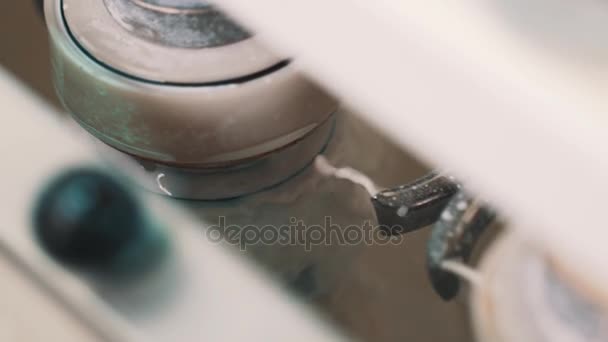 Máquina de alisado workig en vidrio de lente con salpicaduras de agua en la fabricación — Vídeos de Stock
