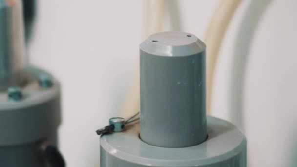 Ритмично трясущийся серый металлический станок в помещении — стоковое видео
