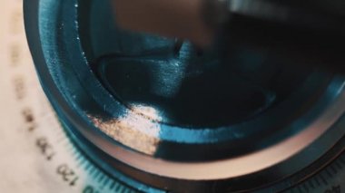 Lens sıvı dolgu macunu makinede üretim tesisinde bağlanır