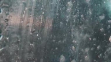 Saf su hızlı çizilmiş gri sac akar