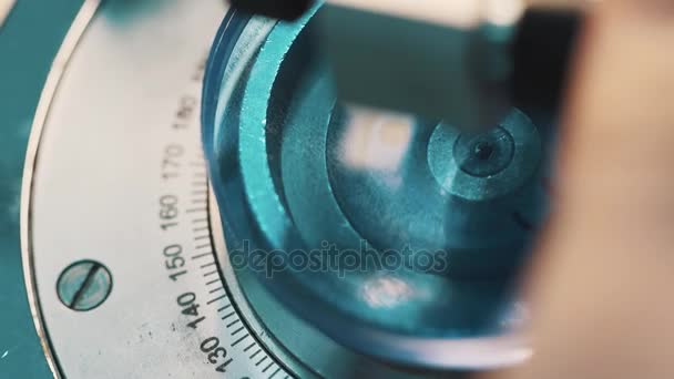 Loupe fixée dans une machine d'étanchéité à fluide à l'usine de production — Video