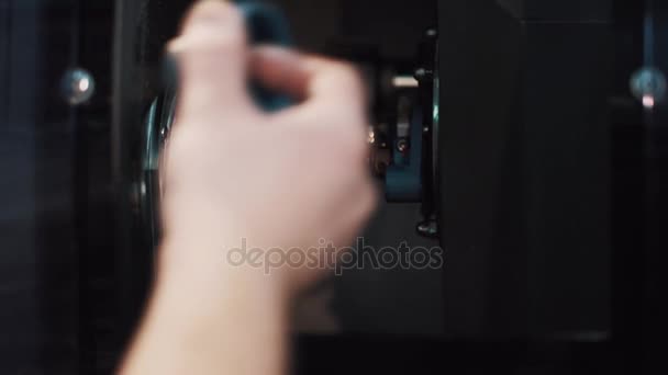 Homem mão colocar lente em bocal de metal dentro da máquina de produção na fábrica — Vídeo de Stock
