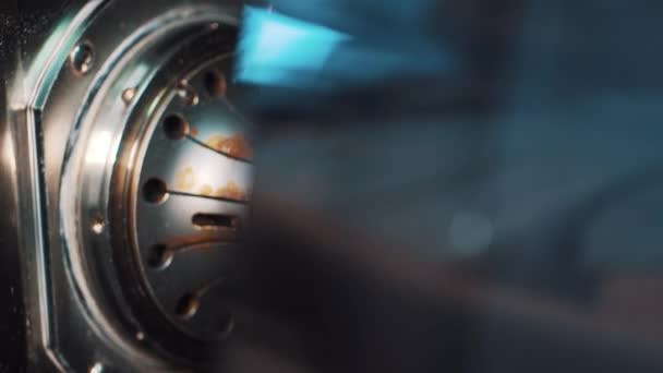 Рука людини покласти збільшувач в металеву сопло всередині виробника машини на заводі — стокове відео
