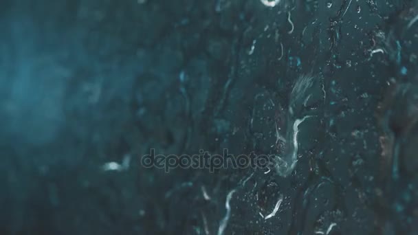 Сильная дождевая вода приливает к оконному стеклу и стекает вниз — стоковое видео