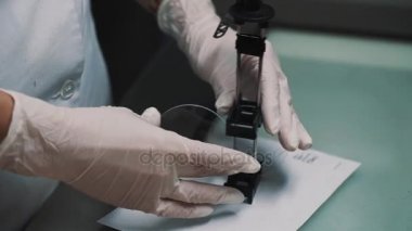 Laboratuvar alt tablo Danışma kağıda kağıt üzerine özel taşıyıcı lensler koyar