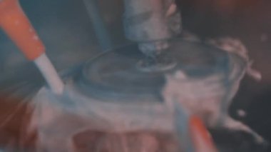 Beyaz sıvı dökülür olan bir lens düzeltme makinesi biler