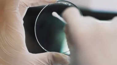 Lastik eldiven temizlik işçisi büyüteç mercek ışık karşı üretilen