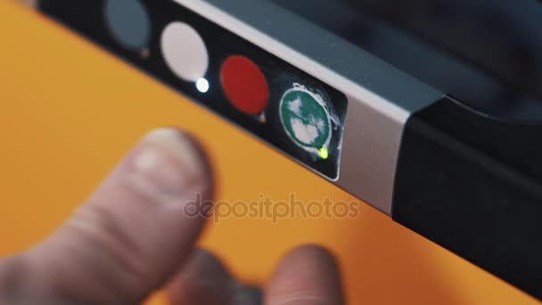Il pollice della mano del lavoratore preme il pulsante verde sul pannello di controllo presso la struttura — Video Stock