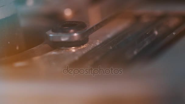 Détails métalliques de la machine de travail à l'usine de fabrication, panoramique 