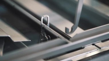 Metal otomatik makine kanca lensler üzerinde rode fabrikada, sıvı dışarı çeker