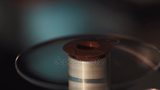 Mano de ingeniero en guantes de goma poner lupa en tubo de vacío — Vídeos de Stock