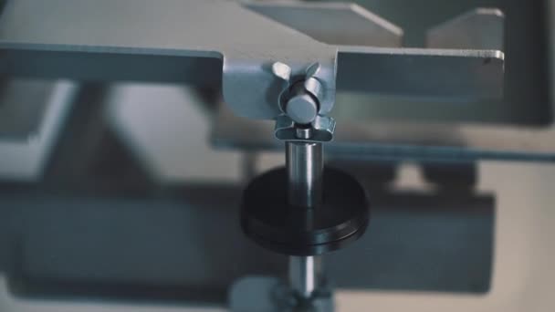 Робоча машина металева поршнева частина на виробництві — стокове відео