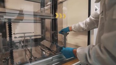 Korozif sıvı daldırma lensler makine mühendisi tehlike elbiseli çalışır