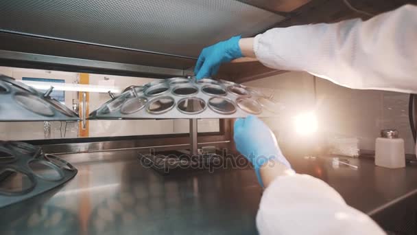 Ingegnere in laboratorio gestisce lente d'ingrandimento su speciale dispositivo metallico — Video Stock