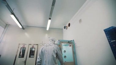 Bilim adamı bu durumda steril giysi yürür dezenfeksiyon odasına ve Laboratuvarı