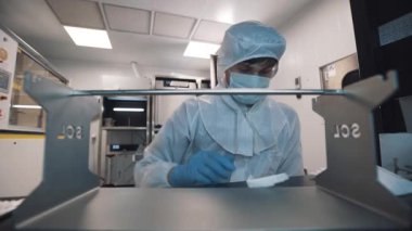 Bilim Laboratuvarı masasında metal konstrüksiyon toplanır