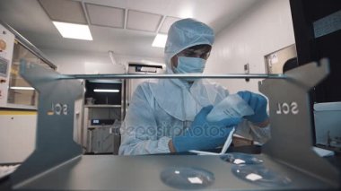 Lens dışarı çekin mühendis ve üretimi, metal masa üzerine koydu