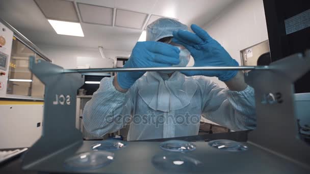 Lentes de limpeza ópticas usando pedaço de pano molhado em laboratório — Vídeo de Stock