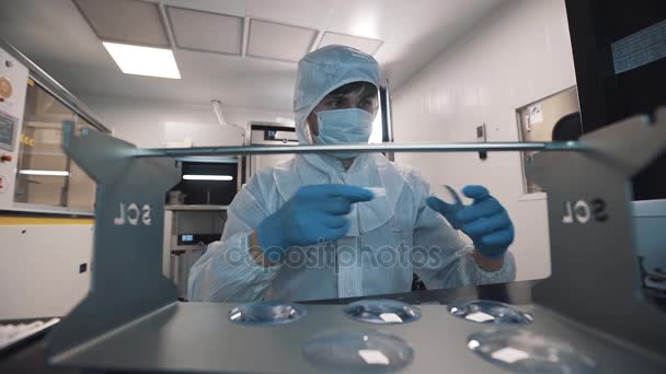 Cientista limpeza lupas usando pedaço molhado de pano no laboratório — Vídeo de Stock