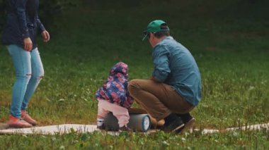 Anne bebek çocuk yürümeye başlayan çocuk arıyor kurulu bir silindir üzerine gözlemler