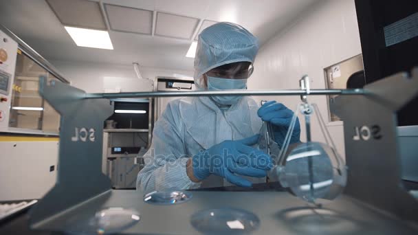 Científico pone lentes de lupa en soporte especial de metal en el laboratorio — Vídeos de Stock