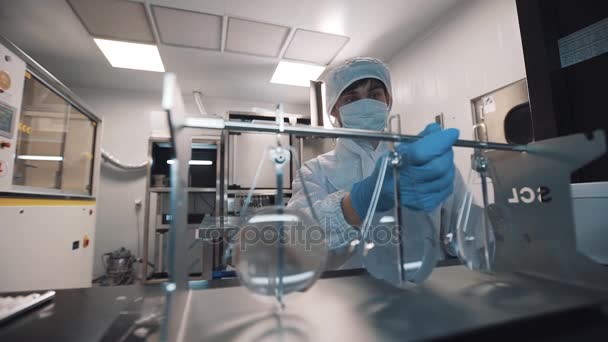 Optician coloca lentes de aumento no suporte de metal especial em laboratório — Vídeo de Stock