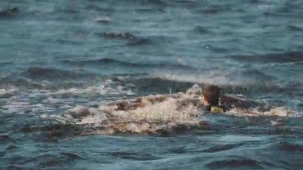 Wakeboarder en traje de baño completo sacado del agua del lago con cuerda estirada — Vídeos de Stock
