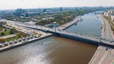 Şehir nehir, trafik beton köprü, tekneler su havadan görünümü