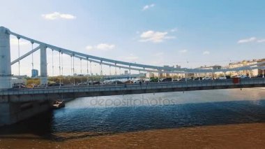 Atış şehir nehir, trafik beton köprü, tekneler suda dron