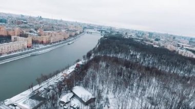 Kar, Irmak, rush trafik park içinde kapalı hava görünümünü büyük şehir