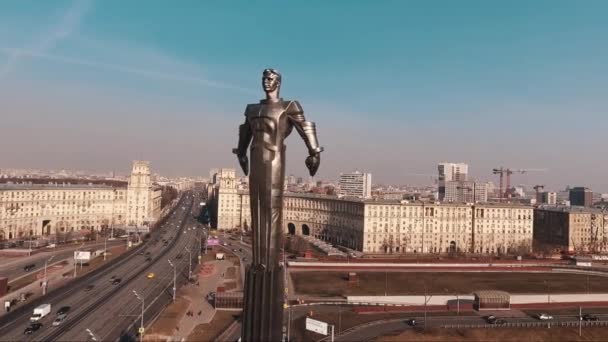 Veduta aerea del monumento di Yuri Gagarin sul crocevia del traffico stradale in città — Video Stock