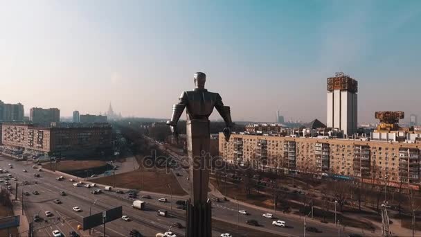 Scatto aereo del monumento di Yuri Gagarin sul crocevia del traffico stradale in città — Video Stock