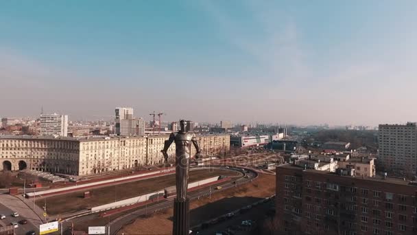 Drone постріл Юрія Гагаріна пам'ятник на дорозі пік трафіку перехресті в місті — стокове відео