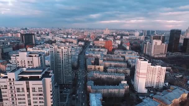 Widok z lotu ptaka wieloosobowym miasta obszar życia wielopiętrowych budynków — Wideo stockowe