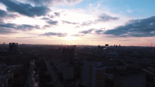 Drone colpo dormitorio zona edifici viventi a bel tramonto — Video Stock