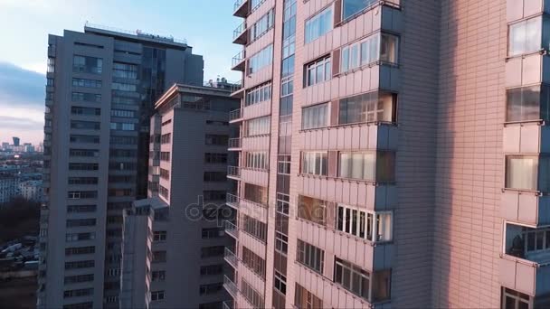 Vol de drone près du dortoir zone de la ville immeuble vivant à plusieurs étages — Video