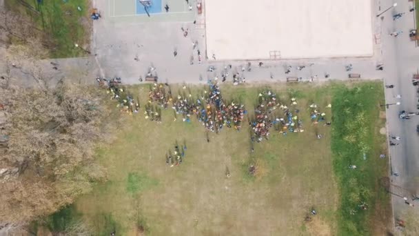 Ovanifrån av sport personer folkmassan börjar köras i stadsparken — Stockvideo