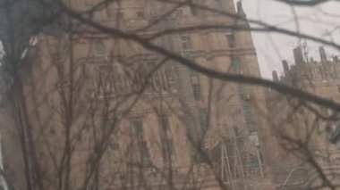 Moskova Devlet Üniversitesi önünde kuru ağaç dalları üzerinde yeniden yapılanma