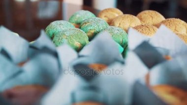 Mutfak masasına tatlı renkli pasta yemek