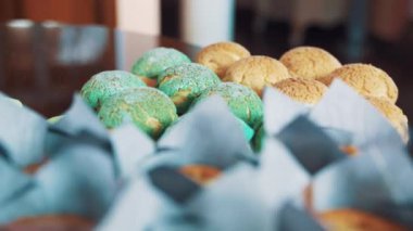 Tatlı mutfak masasına yemek pişirme renkli