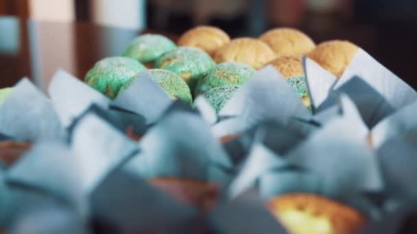 Sabrosa comida de pastelería colorida en la mesa de la cocina — Vídeo de stock