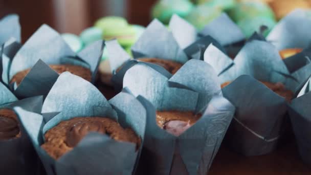 Bonbons colorés aliments de confiserie sur la table de cuisine — Video