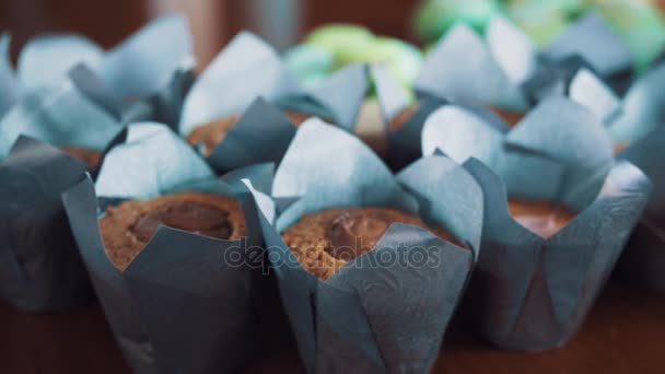 Dulces productos de pastelería de colores en la mesa de cocina — Vídeo de stock