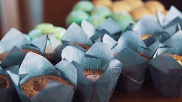 Postre productos de pastelería de colores en la mesa de la cocina — Vídeo de stock