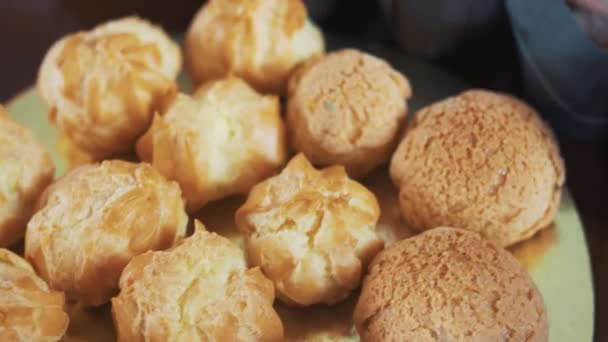 Dessert de produits de confiserie colorés sur la table de cuisine 