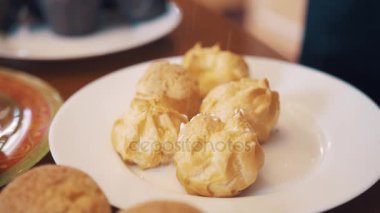 Pudra şekeri ile lots-in fırın ürünleri masada profiterol dök